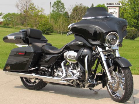 2012 Harley-Davidson CVO Street Glide FLHXSE   110 Motor - Low 19,000 KM - $59 Week